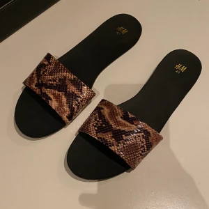 H&m - Oanvända sandaler/tofflor?🥰strl 41 men passar strl 38-39😊