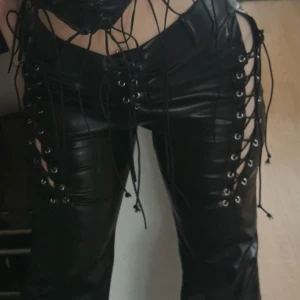 Fejk skinnbyxor med snörning  - Så sjuuuukt snygga men tyvärr blivit för stora för mig. Endast använda 1 gång. Dom sista bilden är tagen nyligen då dom är stora på mig därför dom inte sitter så snyggt. Skicka meddelande om du vill ha fler bilder. 