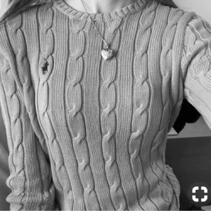 RALPH LAUREN - Säljer denna supersnygga tröja som köptes i USA för ca 1000 kr för två år sedan.  (fösta bilden är ej min) 