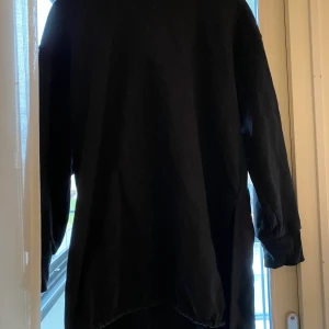 Oversize hoodie - Oversize hoodie med slita på vänster sida, som Knuts längst ner (se bild) Nypris 300 Mitt pris 100