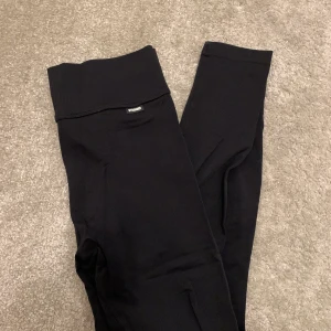 Stronger tights  - Helsvarta stronger tights i storlek S