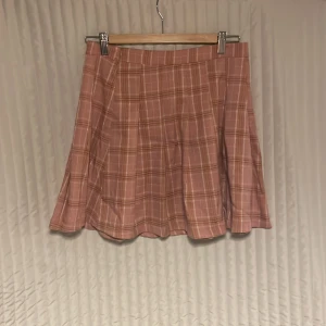 Rosa tenniskirt storlek M - Väldigt gullig kjol🥰 har lite trådar som hänger men annars är den i fint skick