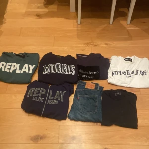 Klädpaket märken  - Säljer klädpaket med diverse märken, replay, Levis, Morris, Armani. Mestadels storlek M men någon i storlek S. Bra skick på tröjorna, med något undantag där den är använd några gånger. 