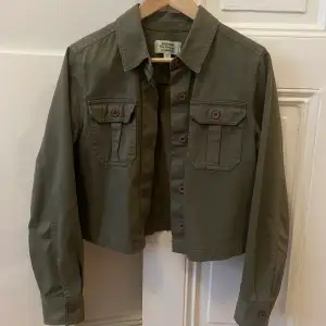 Cropped denim jacket in khaki coloured wash from Miss Selfridge. EU size 38. Perfect condition. 
