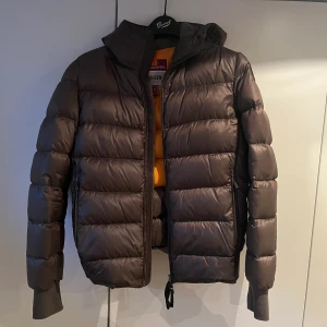 Para Jumper Jacka, Medium - Säljer nu min Para Jumper Jacka i storlek medium som köptes på NK Stockholm för 6000kr vintern 2020-2021. Jackan är använd men i toppskick, ser helt ny ut. Säljer då den blivit för liten för mig. Färgen är lite brons-aktig och är skit fin i verkligheten o