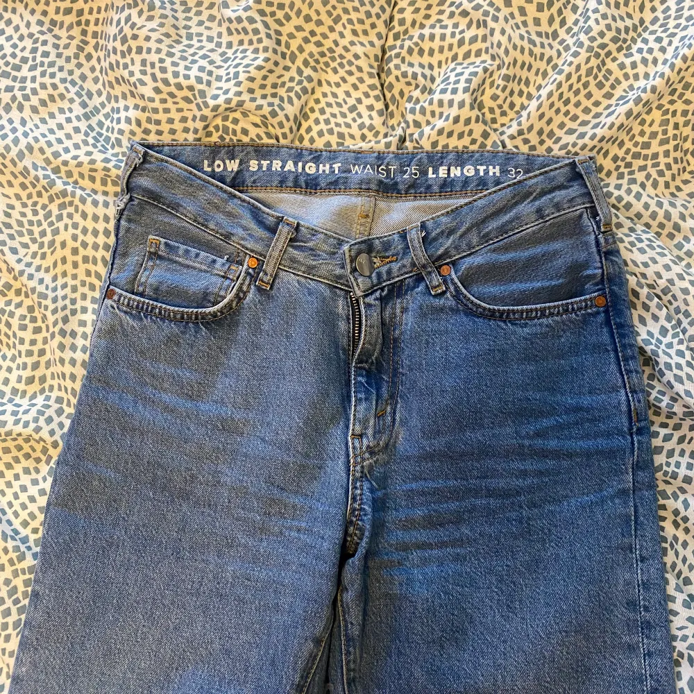 Säljer mina fina jeans från Bikbok då de inte kommer till användning längre. Inte jättemycket använda så inga tecken på slitage!  Medelhöga i midjan och ganska långa👌🏼. Jeans & Byxor.