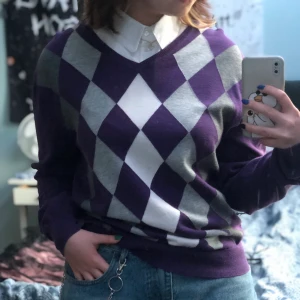 Lila väst tröja  - En vintage väst tröja i storlek L från H&M. Skjortkanten som syns på bilden följer tyvärr int med denna tröjan. Säljer denna för 60kr plus frakt som ligger på 53kr.  Bara att höra av sig om man har frågor🥸  Säljer denna för 