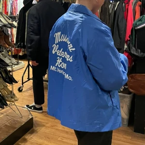 Blå jacka - Väldigt unik jacka köpt vintage i London! Coolt tryck på baksidan❤️‍🔥❤️‍🔥