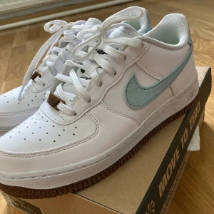 Nike Air Force 1. Srorlek 37.5.  - Väldigt bra skick, nästan helt nya Air force 1 som bara använts 1-2 ggr.  Skriv gärna om ni har frågor! 