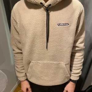 Stor hoodie - Lurvig och mysig hoodie från Essential, DIVIDED. Inga defekter, knappt använd. 