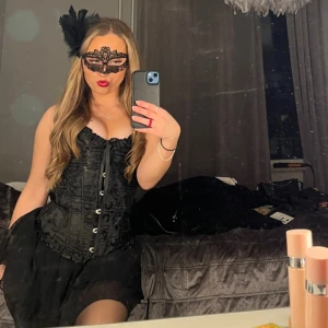 Svart korsett från toplady 🖤✨ - Har använt korsetten 1 gång så den är i toppskick!! Nypris var 499 kr men mitt pris blir 180 + frakt 💘 Korsetten passar dig som har storlek xs eller s (man kan knyta och dra in den hur mycket man vill)