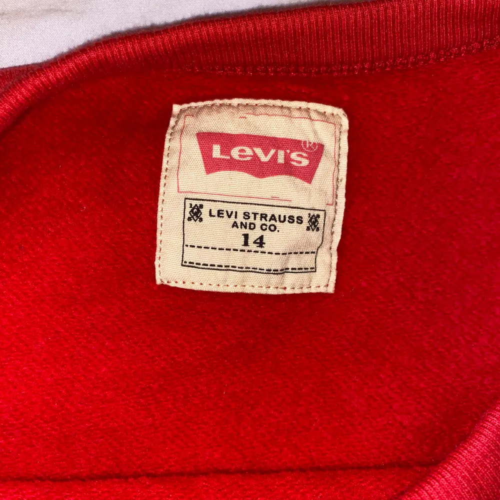 Röd Levis sweatshirt som knappt är använd. Har haft den ett tag men den har bara legat i min garderob. Står inte vilken storlek det är förutom att den är för 14 åringar så skulle gissa på typ strlk 164/S.   Pris kan diskuteras vid snabb affär. . Tröjor & Koftor.