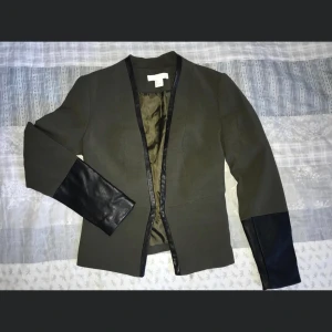 Mörkgrön kavaj - Mörkgrön kavaj med läderimitation detaljer på ärmarna stl 36 (passar mig som är en S) 