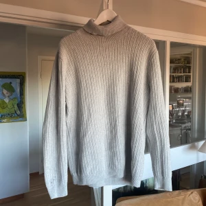 THESE GLORY DAYS Polo - Snygg och skön polotröja. Använd men i gott skick. Säljes på grund av liten för mig. Stl XL men sitter mer som L.