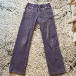 Juicy byxor - Säljer mina Juicy Couture byxor i färgen lila för jag tröttnade på dom. Storlek S men passade på mig som har storlek XS i vanliga fall💕