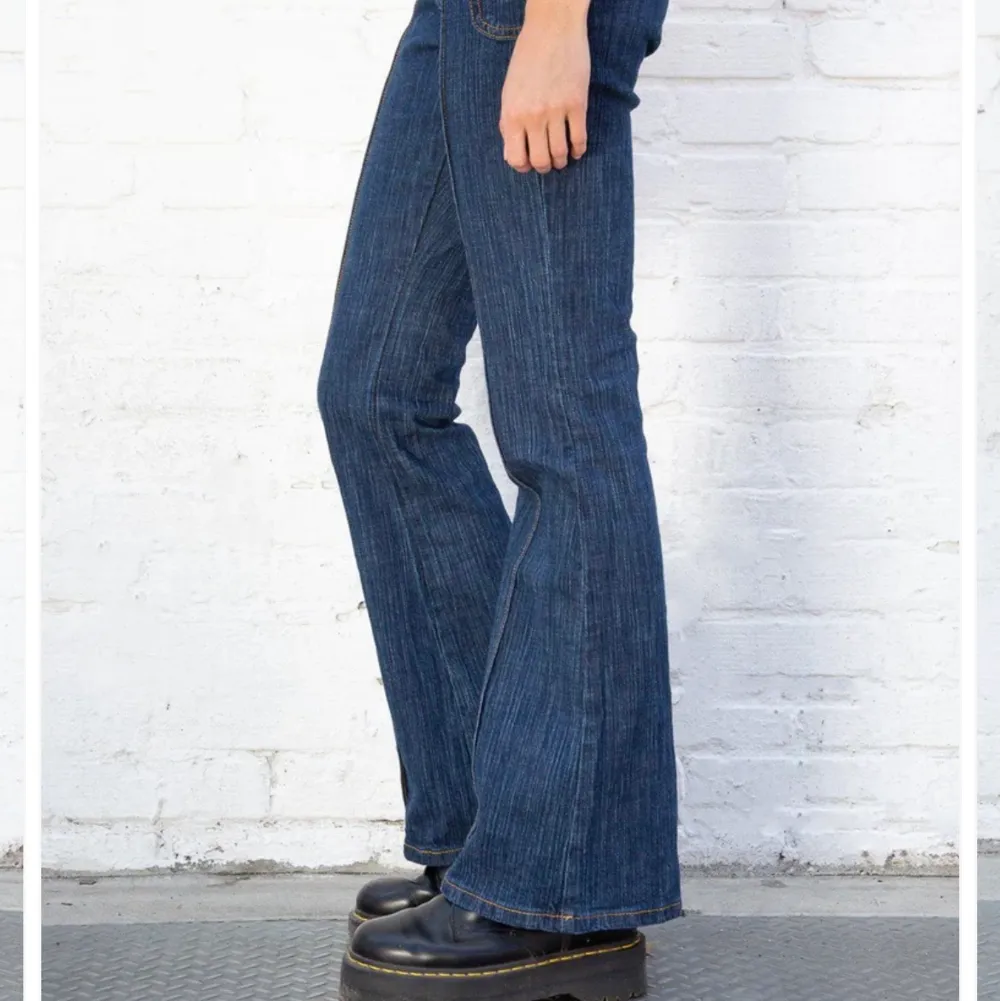 Lågmidjade, flare jeans från Brandy Melville med unika sömmar. 84 cm inseam & 76 cm midja . Jeans & Byxor.