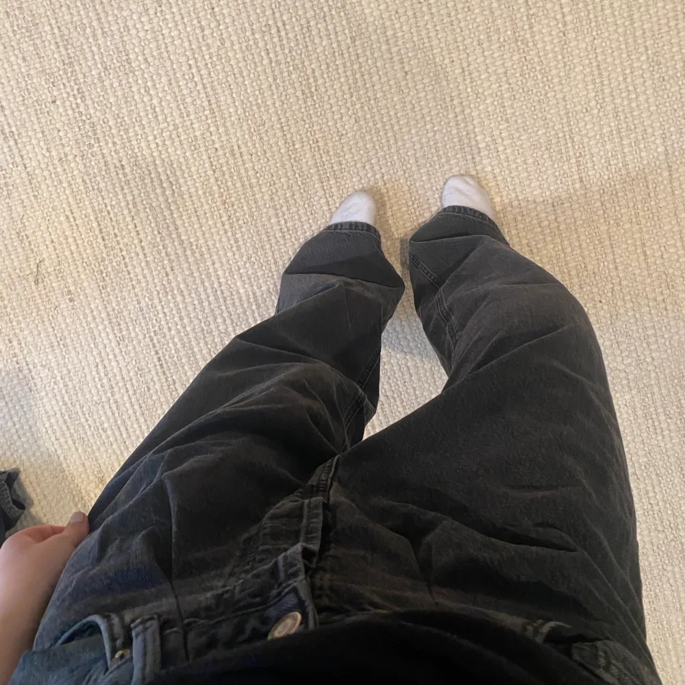 Slutsålda baggy jeans från zara. Helt oanvända! Storlek 36💛. Jeans & Byxor.