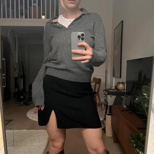 Stickad tröja - Stickad tröja från zara som inte kommer till användning då den är lite liten på mig. Jag är 168 och vanligtvis en S-M. Passar nog en XS-S boeroende på hur man vill att den sitter. Använd en gång🤍