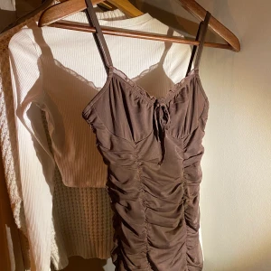 Brun klänning🤎 - Säljer min fina bruna klänning som det inte är något fel på alla men den passar mig tyvärr inte längre😔💕
