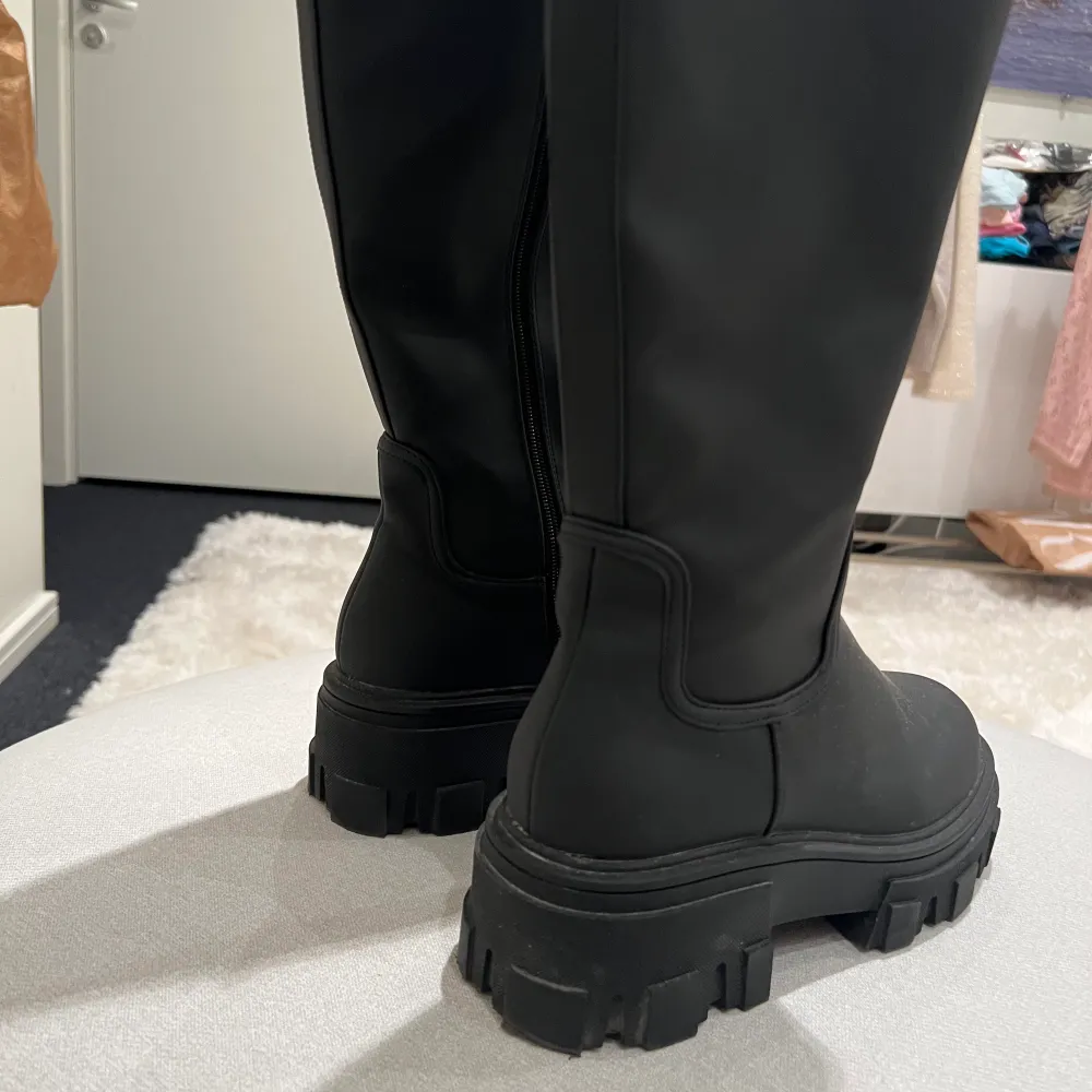 Super snygga svarta boots i mycket bra skick! Säljs på grund av att de inte kommer till användning och är lite för stor för mig ❤️ köparen står för frakten! Tveka inte på att höra av dig om du har fler frågor! . Skor.