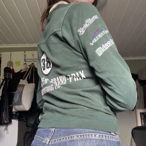 tröja - Häftig tröja med bilmärken/ biltema! har tryck fram bak och på ärmar, det står storlek 4xs men sitter som xs/s. 