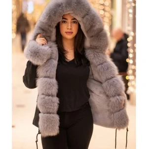 Svart vinterjacka Parka med grå päls - Päls - 100% stor rävpäls (kvalitet premium) Färg jacka - Svart Färg päls - Grå Mycket bra kvalitet och hög material kvalitet.  Avtagbar päls: krage, ärmar, mitten av jackan  Nypris: 5999 sek  Jackan är oanvänd, endast testat! Väldigt bra kvalité och