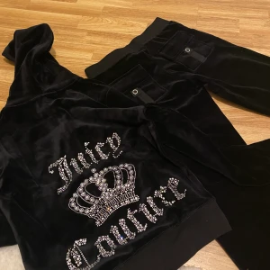 Juicy couture  - Svart juicy couture sett med fickor där bak på byxorna i storlek XS, säljer både byxorna & koftan för 600