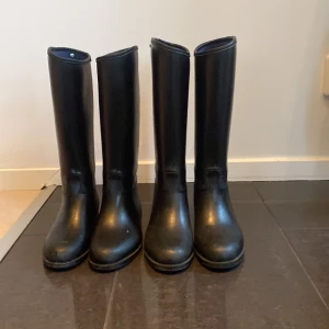 Ridstövlar  - Ridstövel Strl 34 (har några små prickar med vit färg på) Strl 35 nyskick   100kr styck