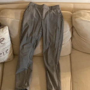 Rutiga kostymbyxor - Riktigt sköna kostymbyxor från Vero moda. Älskar dom. Skriv för fler bilder! Pris kan diskuteras