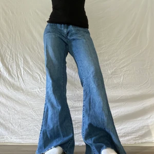 Vida lågmidjade jenas - Snygga lågmidjade jeans som är väldigt vida! Lite stora på mig så därför har jag vikt in kanten där bak ( avklippta sen innan) <3 midjemått: 82 innebenslängd 76