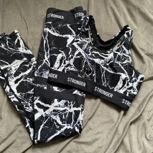 Träningskläder från Stronger - Ett fint sett från stronger i marmormönster. Sparsamt använt, inget slitage. 🌟Säljer för att de inte används längre. Nypris: Byxa 700kr, Bh 400kr