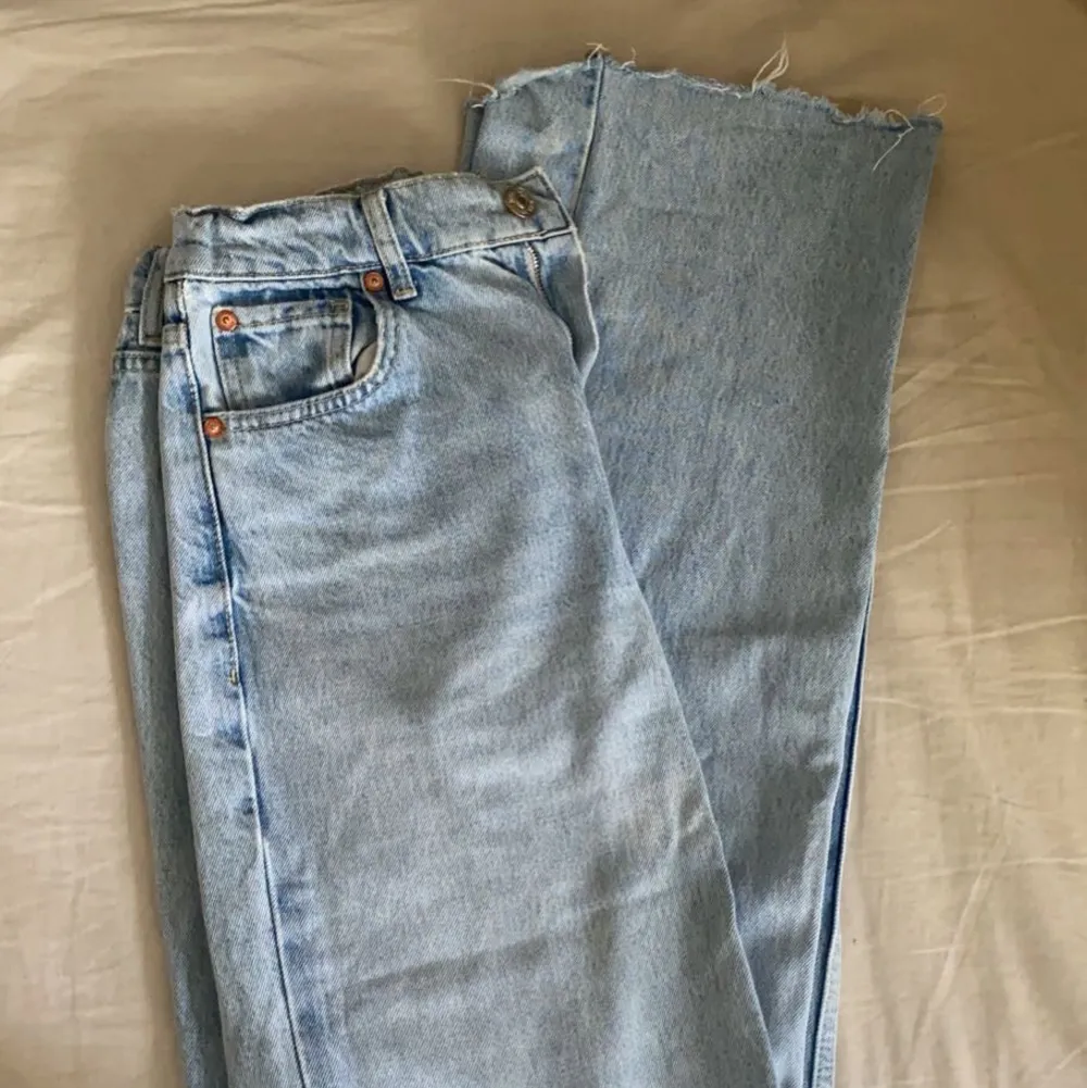 Snygga vida jeans med rå kant från zara, långa på mig (170 cm)! Inga egentliga tecken på slitage trots att jag använt dem en del, men har sytt in resårband i midjan för en mer figurnära passform! Säljer då de har blivit för små! Skriv om ni har frågor!. Jeans & Byxor.