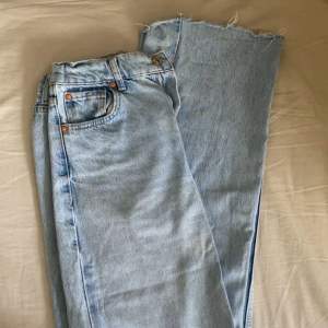 Snygga vida jeans med rå kant från zara, långa på mig (170 cm)! Inga egentliga tecken på slitage trots att jag använt dem en del, men har sytt in resårband i midjan för en mer figurnära passform! Säljer då de har blivit för små! Skriv om ni har frågor!