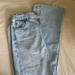 Zara jeans - Snygga vida jeans med rå kant från zara, långa på mig (170 cm)! Inga egentliga tecken på slitage trots att jag använt dem en del, men har sytt in resårband i midjan för en mer figurnära passform! Säljer då de har blivit för små! Skriv om ni har frågor!