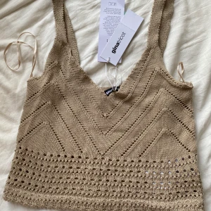 Oanvänd virkad topp - XS/S Möts i Stockholmsområdet, vill du ha din vara skickad får du stå för frakten själv!