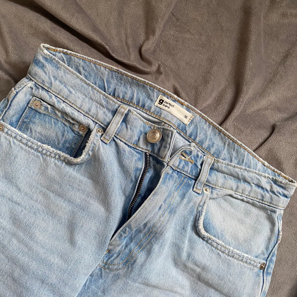 Fina jeans från gina men hål på knäna (skriv för bilder) Sitter bra på mig som är en S och 170cm. ⚡️Nypris 600kr. Jeans & Byxor.