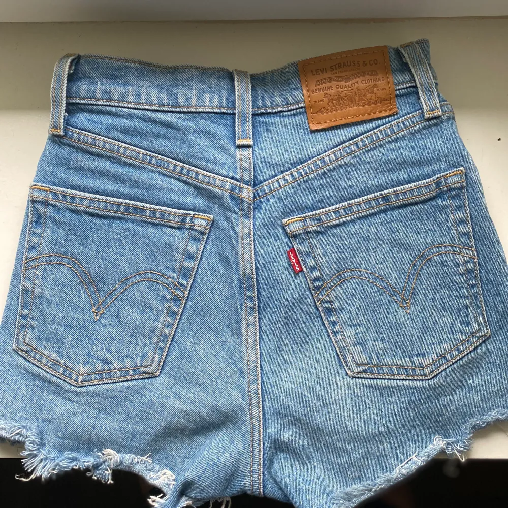 Säljer dessa blå Levís Jeansshorts, knappt använda. Köparen står för frakten. . Shorts.