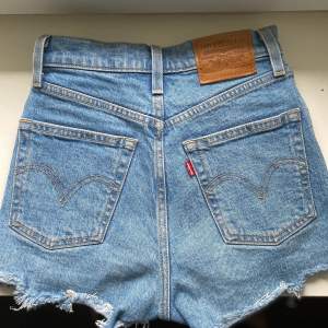 Säljer dessa blå Levís Jeansshorts, knappt använda. Köparen står för frakten. 