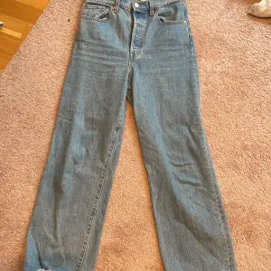 Blå levis jeans i storlek 28 i perfekt skick