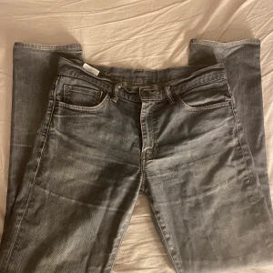 Gråa Levis jeans - Gråa Levis jeans som sitter som låg/mid på höfterna. Passar en med S/M som storlek. Dem är straight och sitter perfekt i längden (Jag är 169). TRYCK INTE PÅ KÖP NU!!