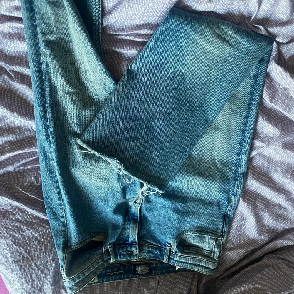 Fina midrise crocker jeans. De är bootcut i modellen. Säljer då de tyvärr är för korta för mig, skulle tro att de passar någon som är cirka 150cm. Kan mötas upp i Stockholm eller skicka. Tveka inte på att höra av er för fler bilder eller frågor🥰. Jeans & Byxor.