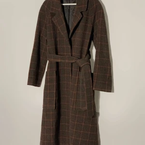 &Other Stories - &Other Stories kappa rutig/brun, 50% ull 30% polyester 15% polyamid 5% andra fiber, stl 36, original pris 2250kr, nu 600kr 