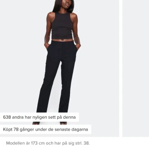 Bikbok - Ett par kostymbyxor från bikbok, är en liten skada på knäet men inget man märker! 