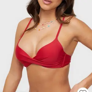 Röd bikiniöverdel från NELLY   Stl. 70D Ny skick, oanvänd med lappar kvar 