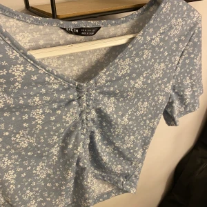 En topp med blommigt mönster - Säljer pågrund av att det inte är min stil längre. 