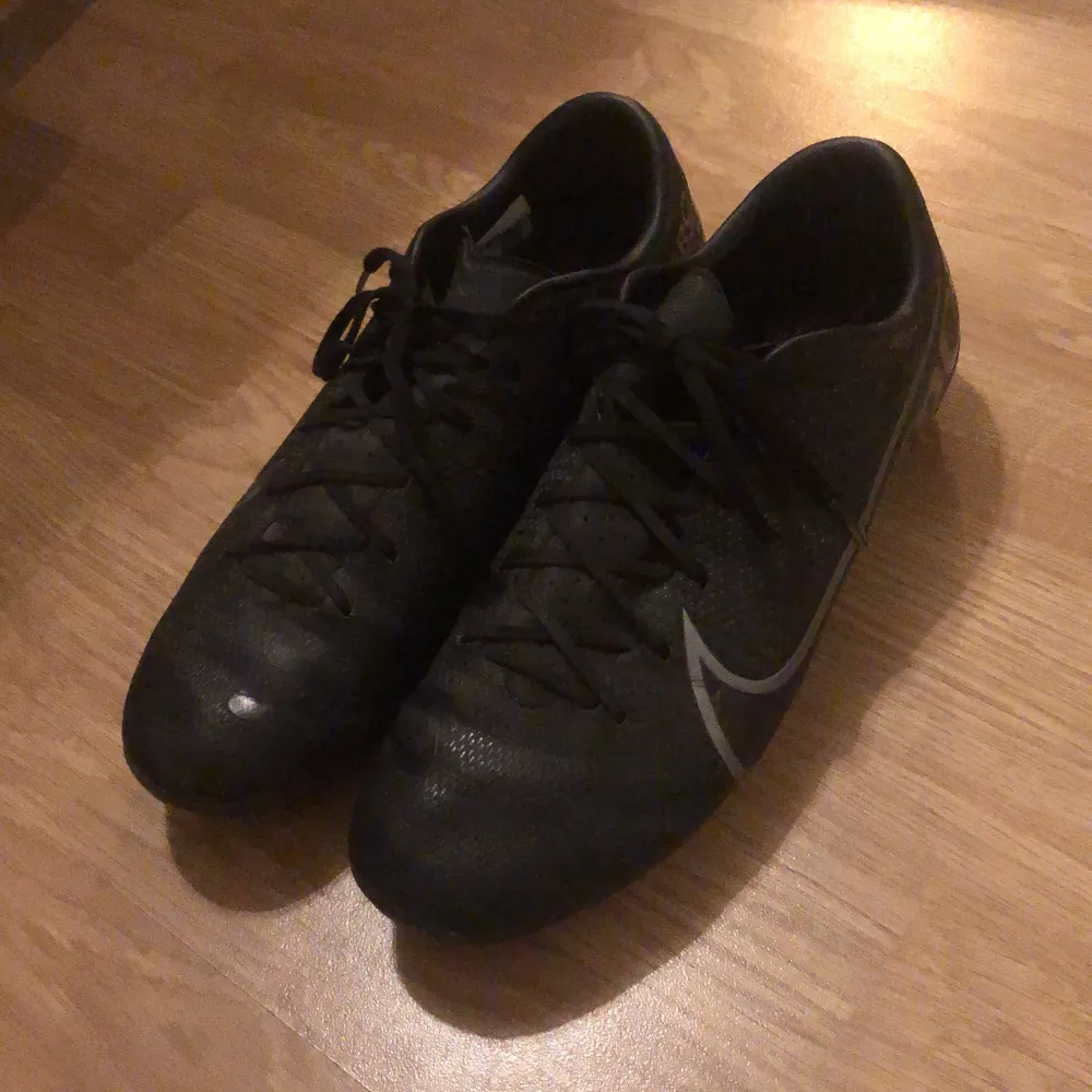 Svarta fotbollsskor med silverdetaljer från Nike. Köparen står för frakten🥰. Skor.