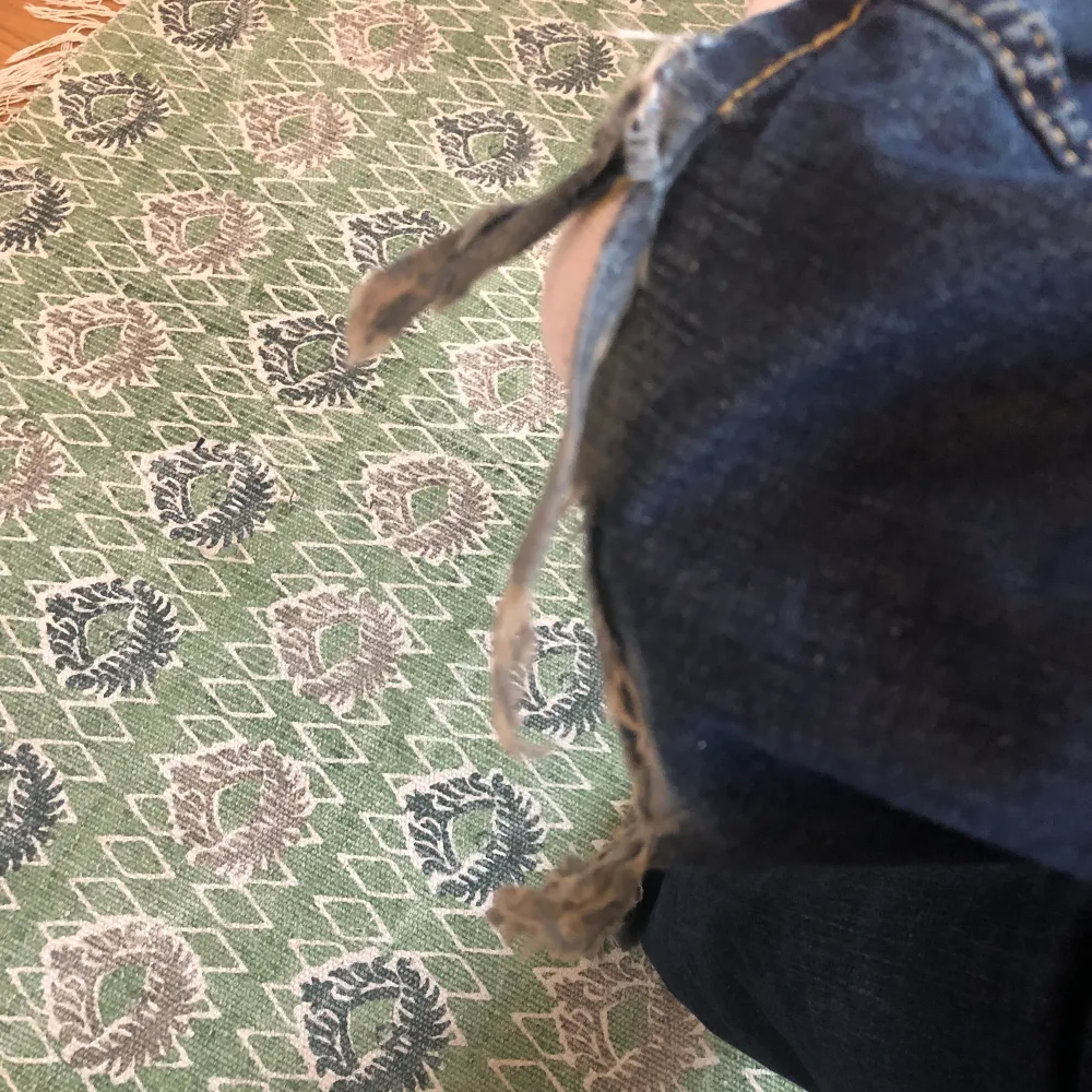 ‼️ PRIS KAN DISKUTERAS ‼️ Ett par ur snygga bootcut jeans från LEE. Lite trasiga där nere men resten är som nytt Jag är 1,60. Jeans & Byxor.