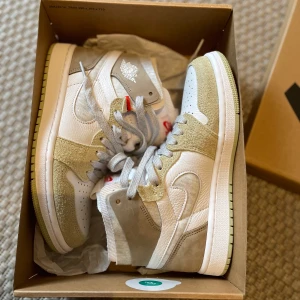 Nike Jordan - Ångrat köp  - Air Jordan 1 Air Jordan 1 High Zoom CMFT Olive Aura (W) Size: EU 36