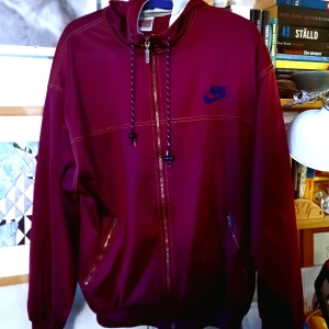 Nike hoodie  - Cool lila oversize Nike zip up. Passar förmodligen alla från XS till L. Gillar verkligen denna tröja men den används alldeles för lite.