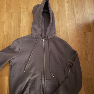 Dammlila kofta!💜 - Dammlila H&M kofta💜använd: 2-4 ggr. Bra skick! Inga konstigheter 📦ord pris: 299